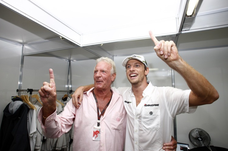Jenson Button jubelt mit Vater John