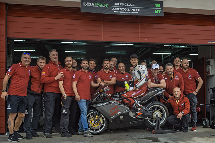 Leon Camier und das MV Agusta-Team mit der Maschine zu Ehren von Ayrton Senna