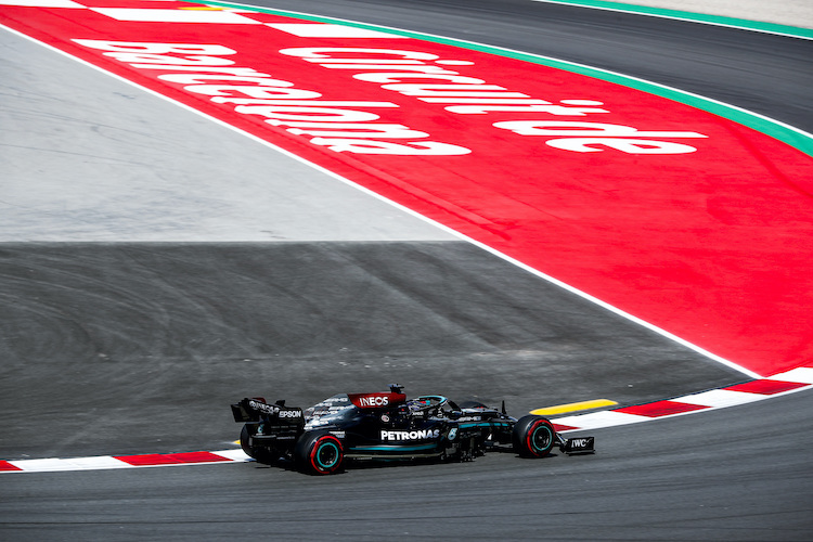 Lewis Hamilton beendete den Trainingsfreitag in Spanien als Schnellster
