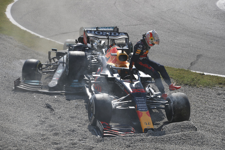 Max Verstappen steigt aus, Lewis Hamilton versucht noch, sich aus dem Kiesbett zu arbeiten