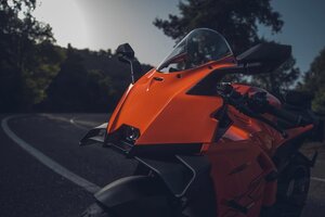 Die neue KTM RC990 RC R rollt ab Oktober 2025 vom Band)