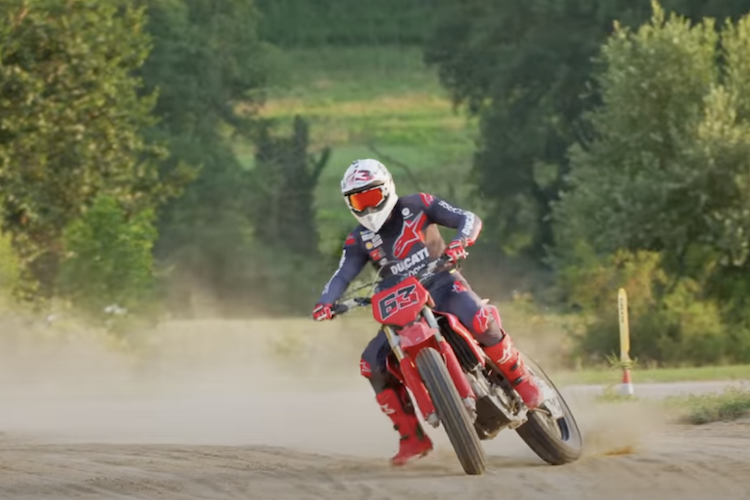Pecco Bagnaia mit der «Custom Desmo450 MX Flat-Track»