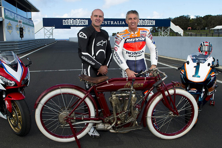 Daryl Beattie und Mick Doohan mit dem Bike von 1914