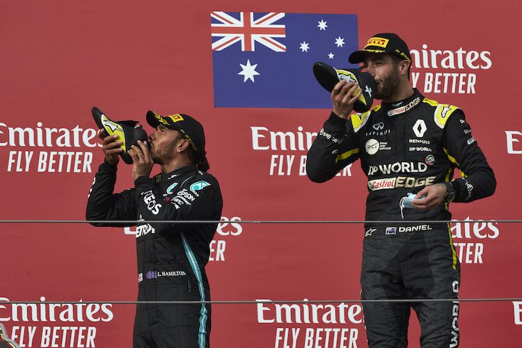 Daniel Ricciardo mit Lewis Hamilton