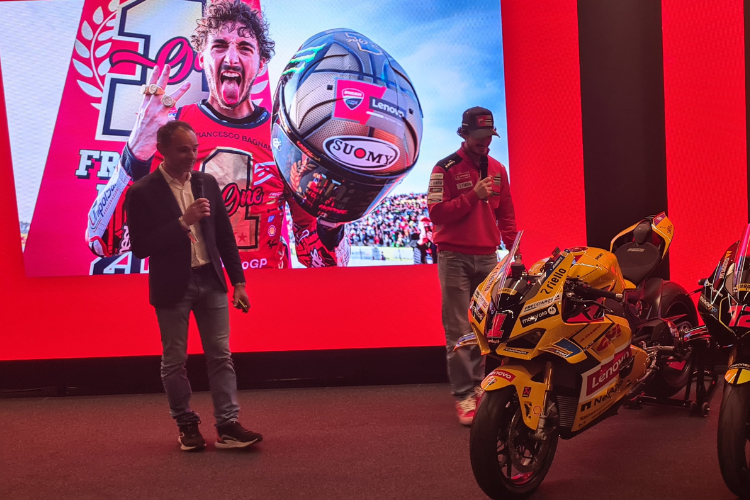 MotoGP-Weltmeister Pecco Bagnaia auf der Bühne