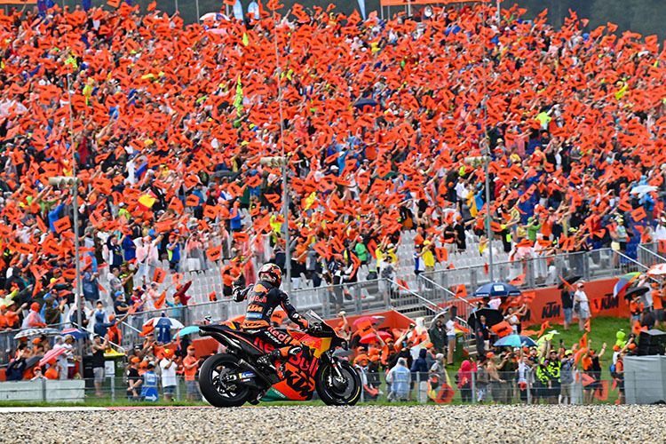 Jubel auf der KTM-Tribüne nach dem zweiten MotoGP-Sieg von Brad Binder