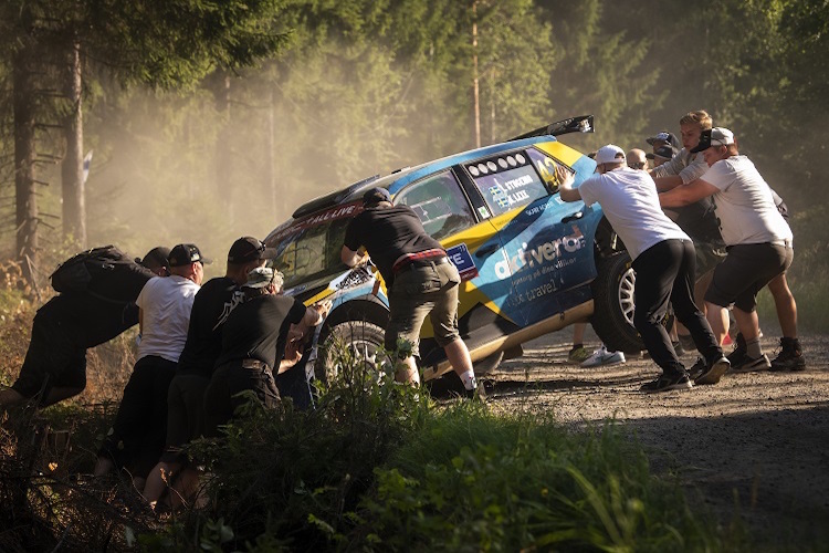 Die Rallye Finnland verzeiht keinen Fehler, Zuschauer müssen helfen