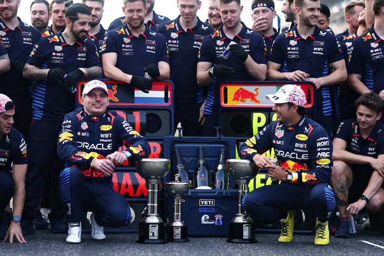 Red Bull Racing feiert den Doppelsieg von Suzuka