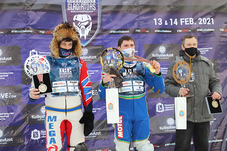 Dinar Valeev (Mitte) ist erstmals Weltmeister