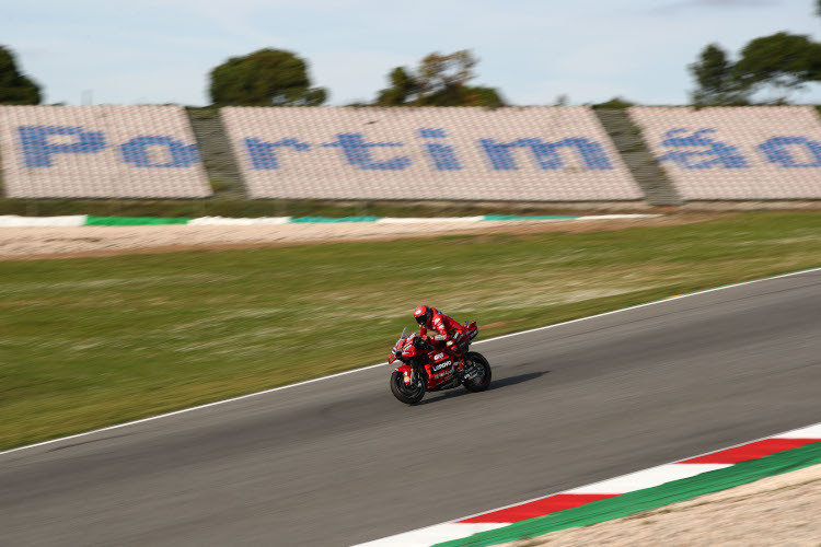 Weltmeister Pecco Bagnaia führt das MotoGP-Feld in Portimão an