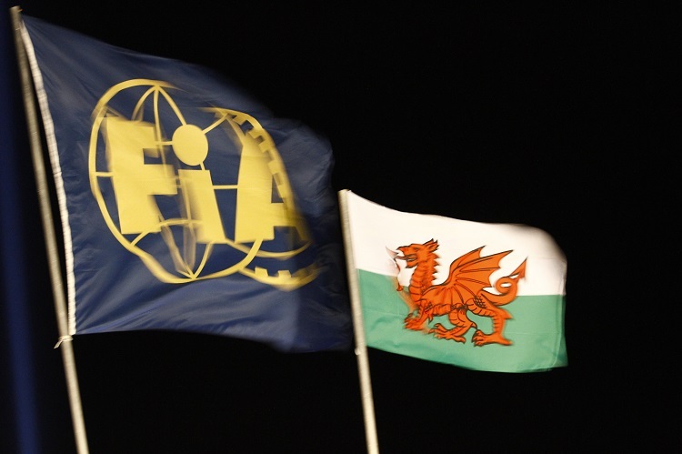 Die FIA-Flagge neben der von Wales