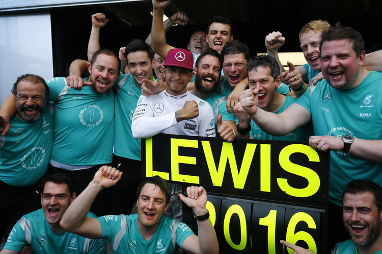 Lewis Hamilton feiert mit seinen Jungs