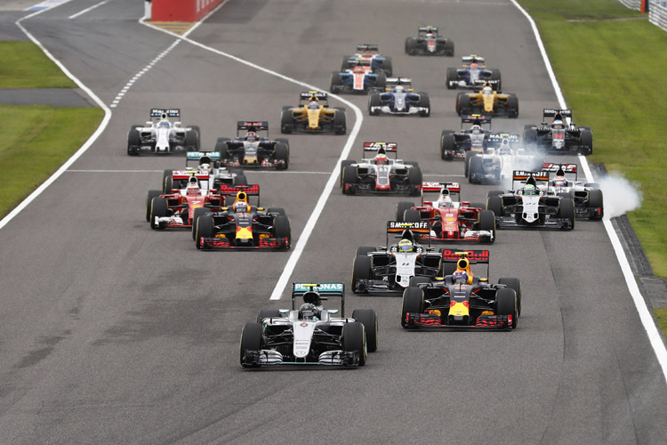 Beim Start zum Japan-GP zog die Konkurrenz an Lewis Hamilton vorbei
