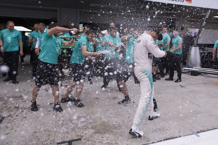 Lewis Hamilton feiert mit seiner Truppe den Sotschi-Sieg und den WM-Titel