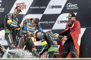 Riesige Freude auf dem Siegerpodest)