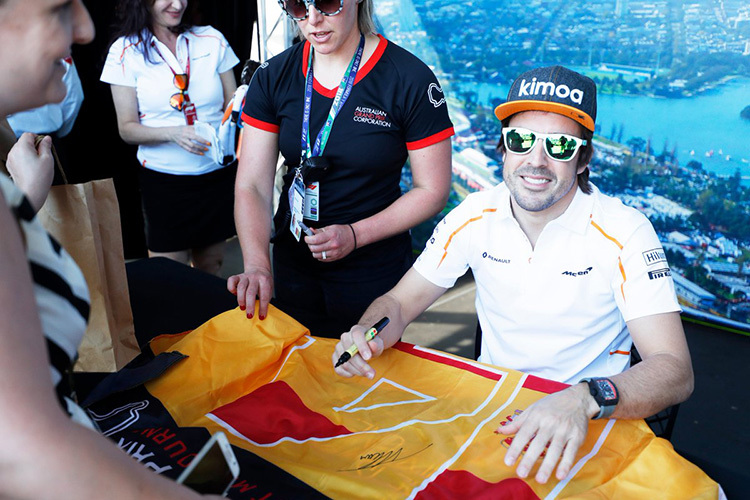Fernando Alonso bei der Autogrammstunde mit den Fans