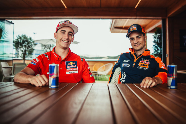 Pedro Acosta (à gauche) avec le pilote d'essai KTM Dani Pedrosa