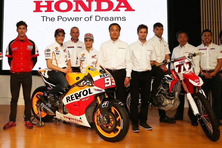 Die HRC-Präsentation in Japan: Max Nagl (4. v. re.) mit den MotoGP-Stars Marc Márquez und Dani Pedrosa sowie Rallye-Pilot Joan Barreda (li.)