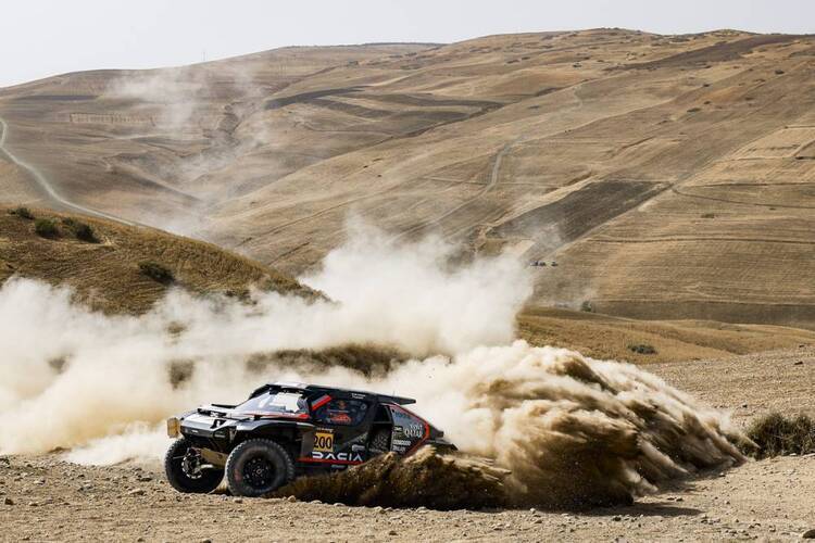 Der WM-Führende Nasser Al-Attiyah (Dacia) hat morgen am Finaltag die größten Chancen auf den Titel