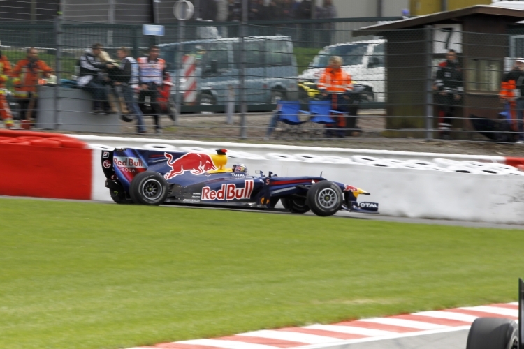 Sebastian Vettel humpelte nach dem Reifenschaden um den Kurs