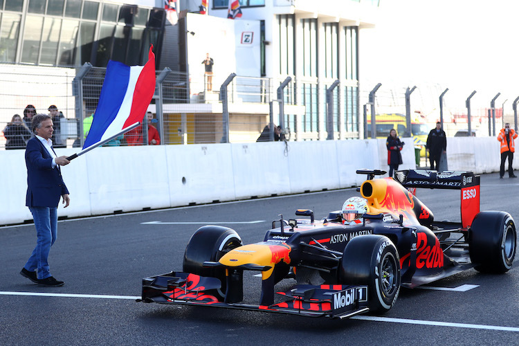 März 2020: Jan Lammers gibt Max Verstappen freie Fahrt für eine Runde auf dem umgebauten Zandvoort Circuit