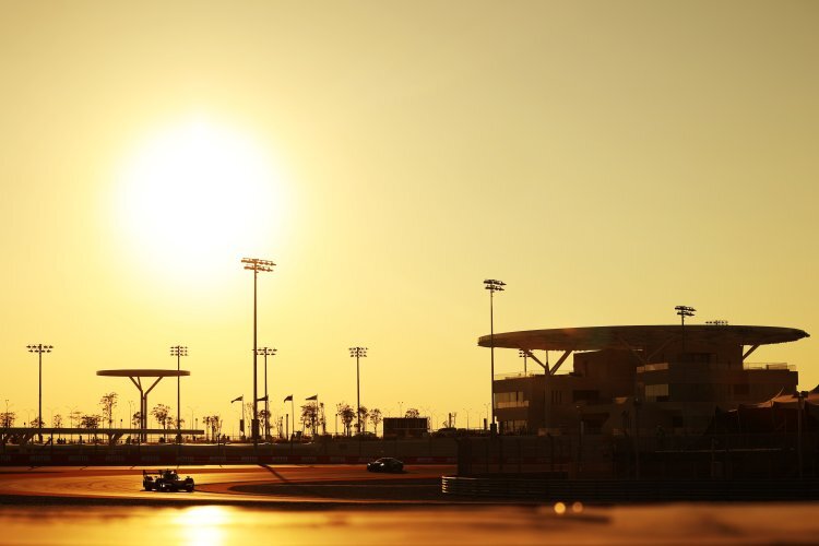 Die Fahrzeuge der FIA WEC bei Sonnenuntergang in Katar