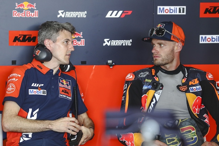 Brad Binder in der Problem-Besprechung mit Crew-Chief Andres Madrid