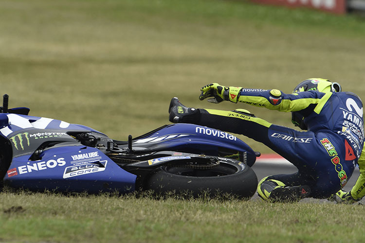 Rossi am Boden, Márquez fährt fröhlich weiter