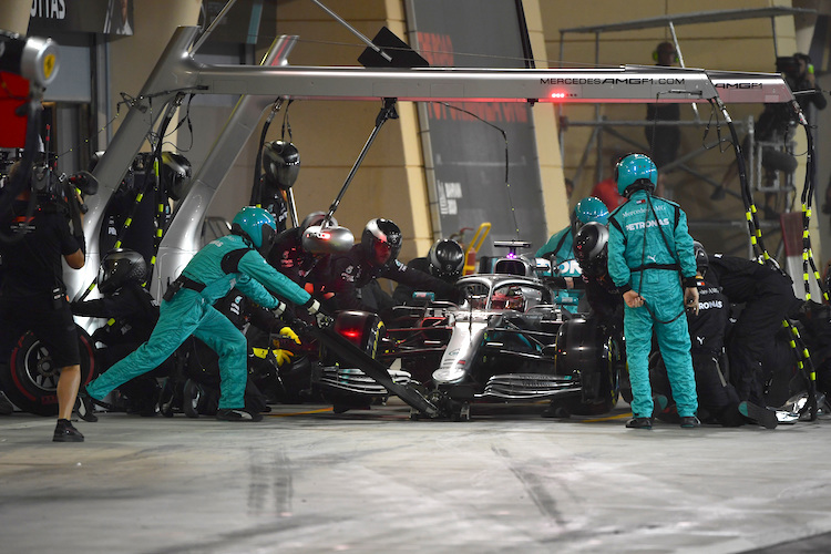 Lewis Hamilton bog im Bahrain-GP im richtigen Moment an die Box ab