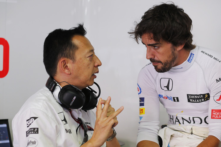 Honda-Rennchef Yusuka Hasegawa und Fernando Alonso