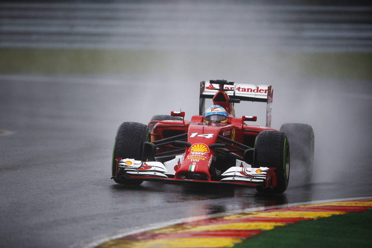 Fernando Alonso zischt durch den Regen