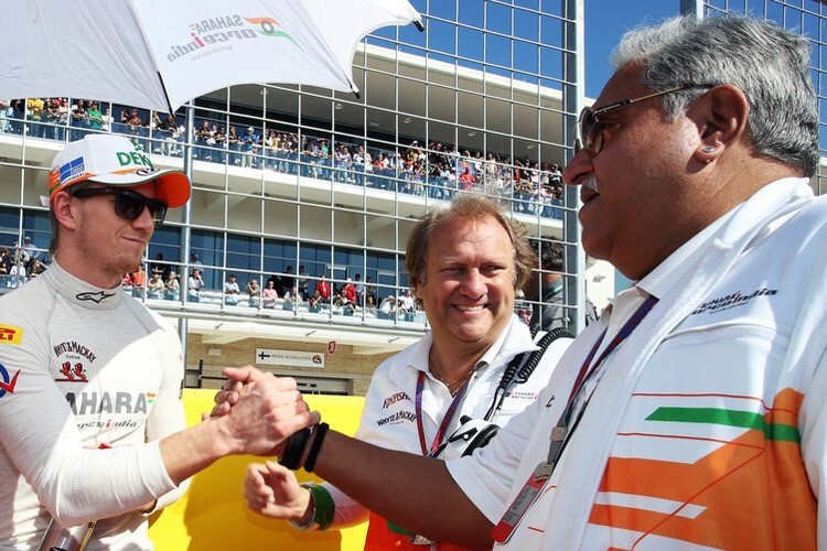 Force-India-Mitbesitzer Vijay Mallya (rechts) mit Nico Hülkenberg und Bob Fernley, dem stellvertretenden Teamchef