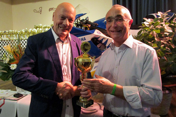 Harald Merkl erhält den Pokal von Manfred John (rechts)