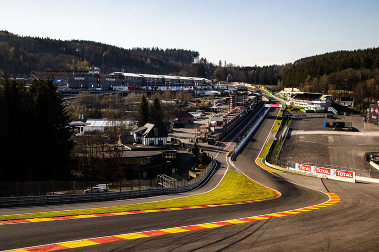 Circuit Spa-Francorchamps: Im Bergabstück bei den alten Boxen wurde nach der La-Source-Haarnadel überraschend ein «Grid» errichtet