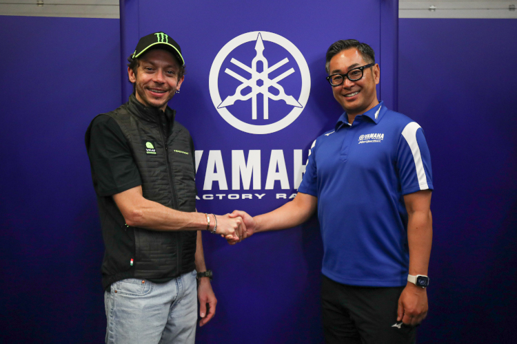 Valentino Rossi und Tetsu Ono, Yamahas General Manager Motorsports Strategy Division