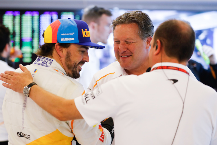 Zak Brown (Mitte) weiss: Er kann sich auf Fernando Alonso verlassen