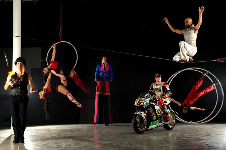 Stefan Bradl bei einem Fotoshooting für Sponsor «planet 365» im Zirkus