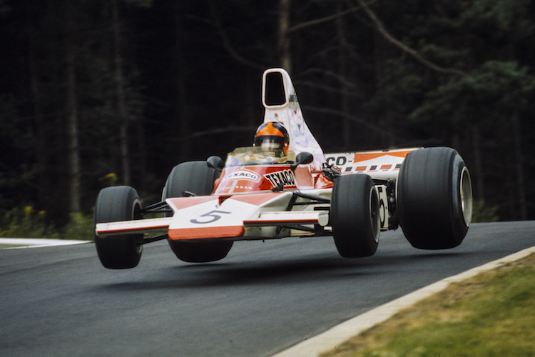 1974 wurde Fittipaldi mit McLaren Weltmeister, hier fährt er auf dem Nürburgring
