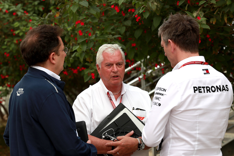 Pat Symonds (Mitte) in Bahrain mit Nikolas Tombazis (links) von der FIA und James Allison (rechts) von Mercedes