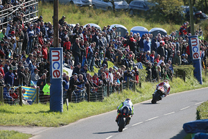 Wenn das Wetter passt, säumen tausende Zuseher den Dundrod Circuit)