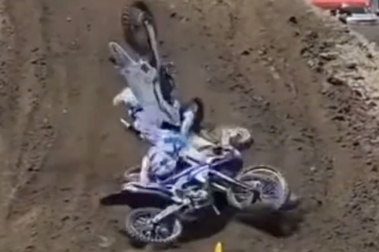 Garrett Marchbanks landet auf den am Boden liegenden Motorrädern