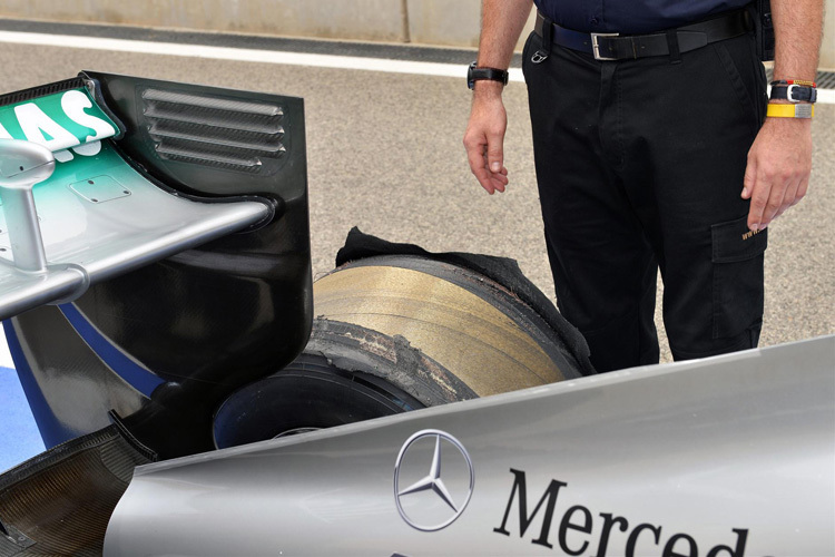 Laufflächen-Ablösung am Mercedes von Lewis Hamilton