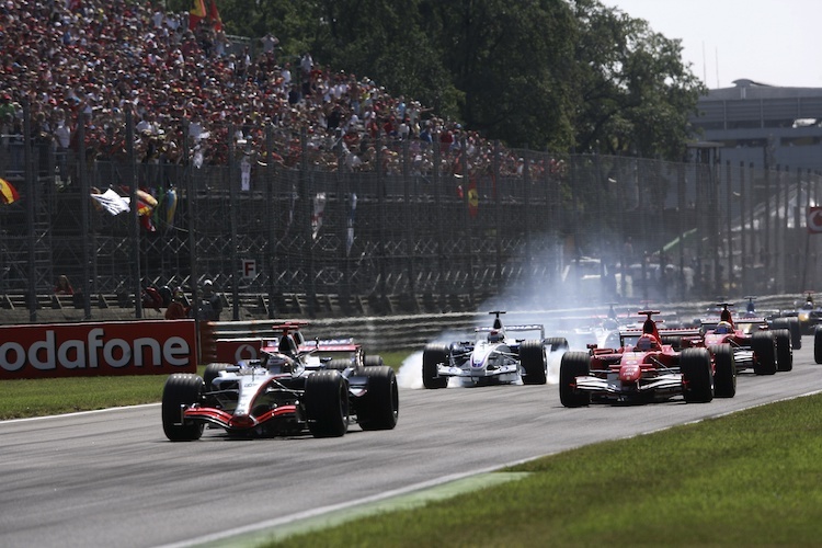 Start zum Grossen Preis von Italien 2006: Räikkönen startete von Pole, Michael Schumacher (rechts) gewann, hinten lässt Robert Kubica die Räder rauchen