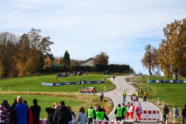 60000 Meter Trassierband und 23.000 mobile Absperrungen markieren entlang der über 300 WP-km Sicherheitszonen, Zuschauerbereiche und Wegführungen.