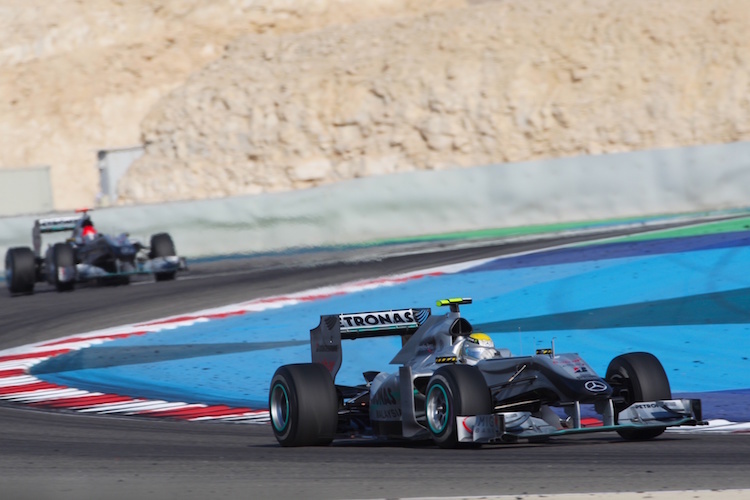 Nico Rosberg und Michael Schumacher in Bahrain 2010