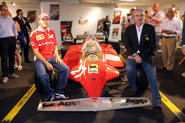Vettel und Arrivabene mit dem legendären Renner von Gilles Villeneuve