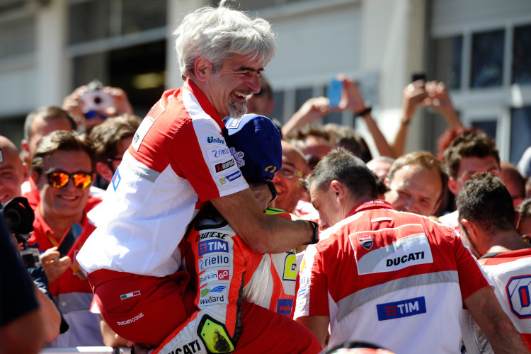 So ausgelassen feierten Gigi Dall'Igna und Andrea Iannone 2016 den MotoGP-Sieg in Spielberg