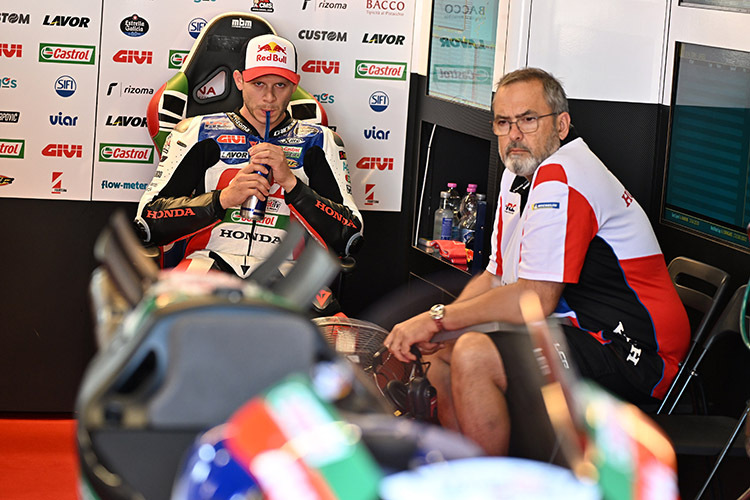 Stefan Bradl im FP1 in Assen mit «Beefy» Bourguignon