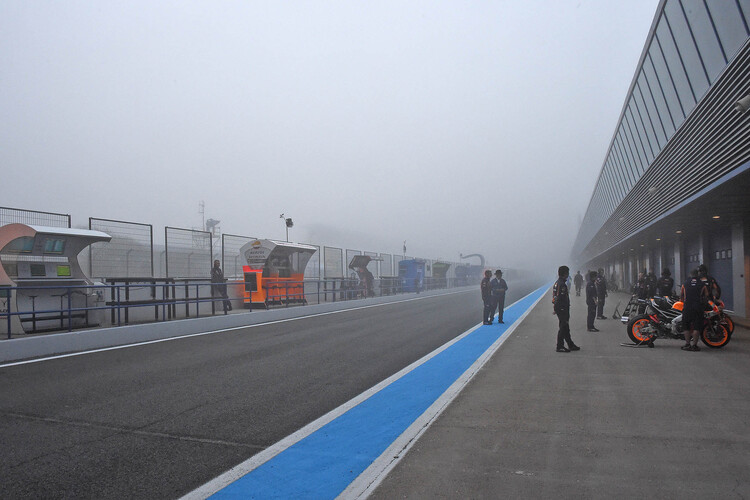 Derzeit hängen dicke Nebelschwaden über der Rennstrecke von Jerez, daher müssen die Warm-ups verschoben werden