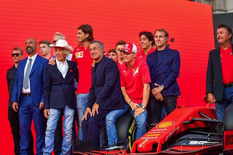 Ferrari-Fest in Mailand 2019: Ganz rechts René Arnoux, in der Mitte im dunkelblauen Anzug Jean Alesi